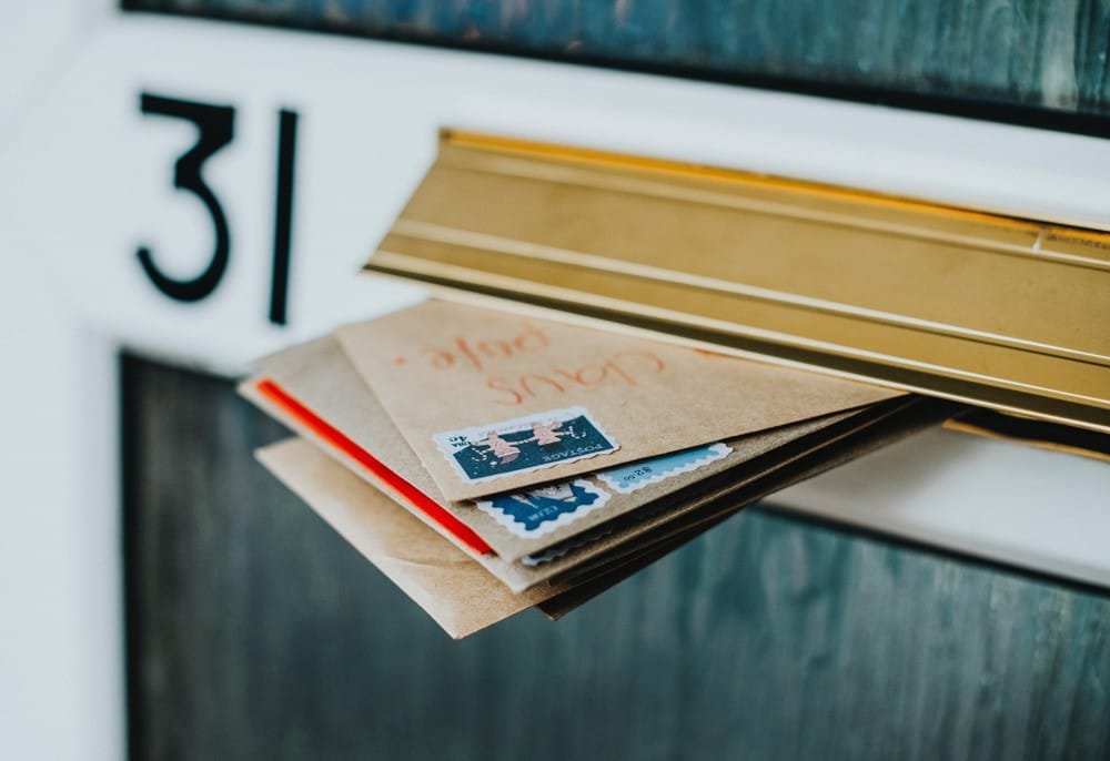 votar desde el extranjero españa fotografía de 3 cartas que salen de un buzón de correo